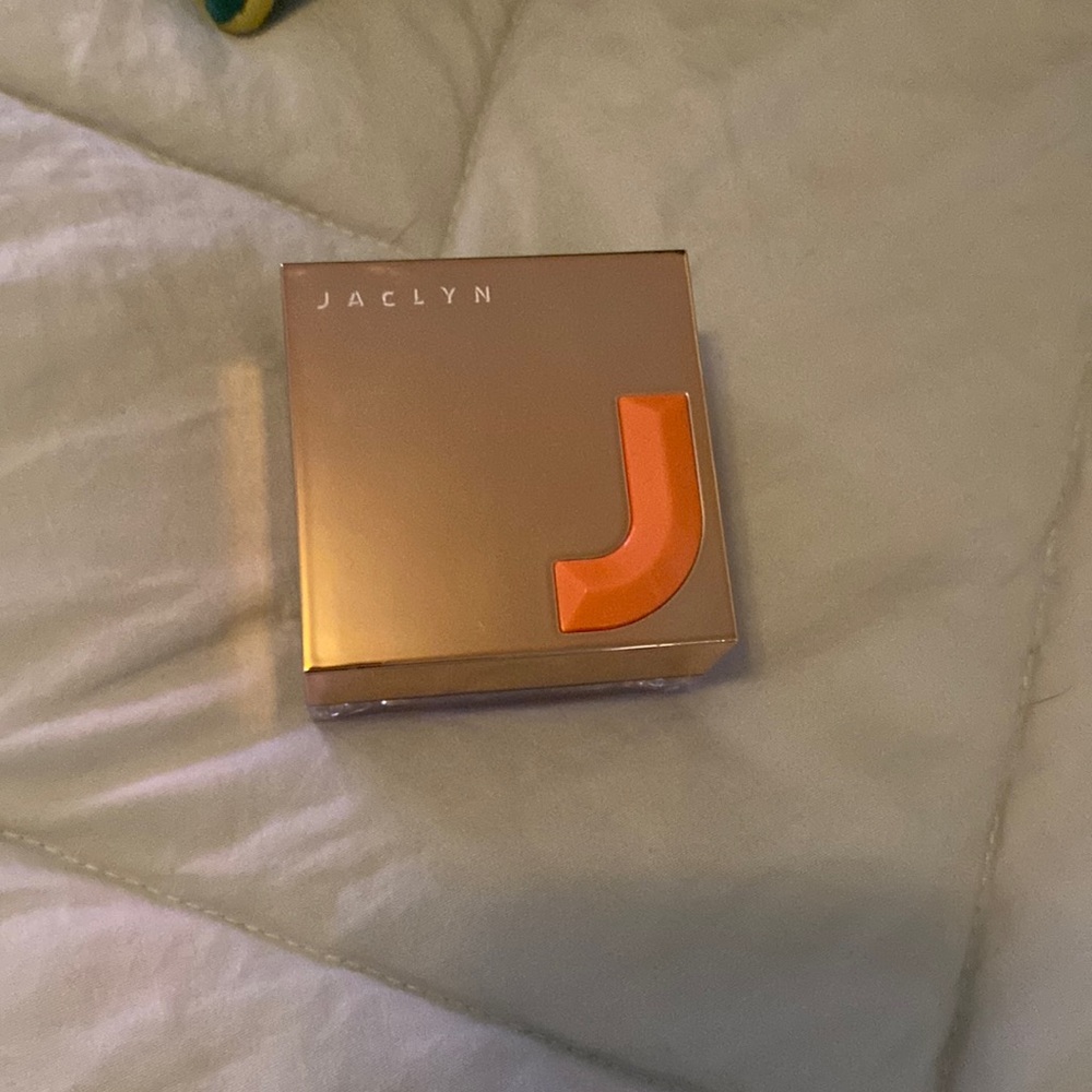 Jaclyn hill powdered highlighter